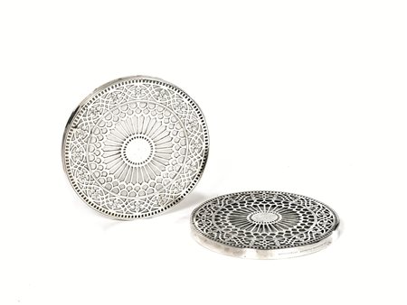 Due sottopiatti, Tiffany, in argento, piano decorato a motivo traforato a...