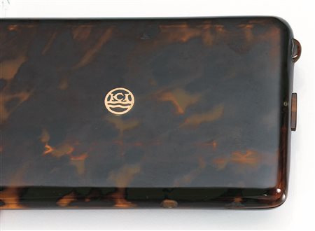 Portasigarette, inizi sec. XX, in tartaruga e oro rosadi forma rettangolare...