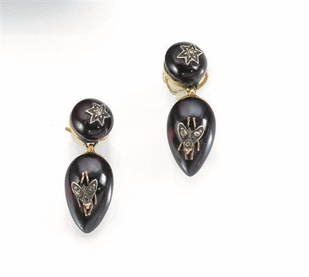 Paio di orecchini, fine sec. XIX, in oro a basso titolo, granati, diamanti e...