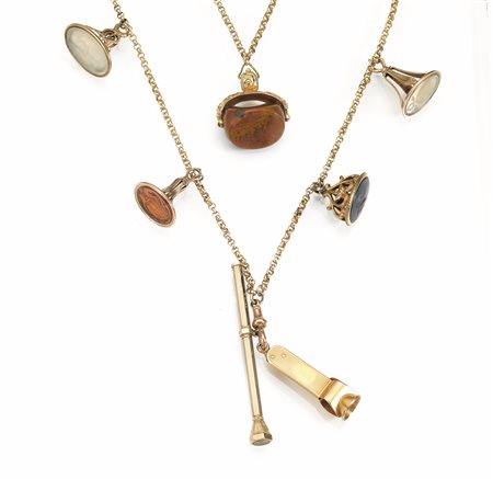 Lunga collana in oro giallo a basso titolo e pietre durecatena realizzata ad...