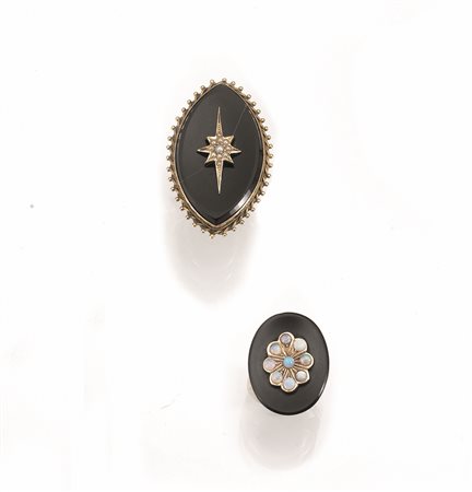 Due anelli, Inghilterra fine sec. XIX, in oro a basso titolo, onice, opale e...