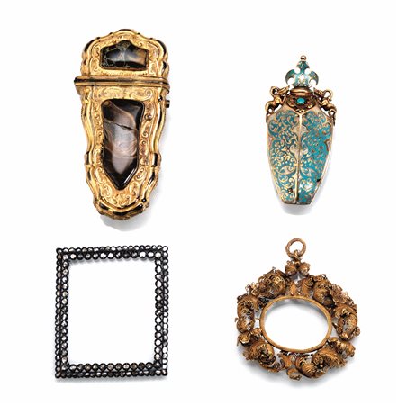 Pendente portaritratti, inizi sec. XIX, in oro giallodi forma ovale,...