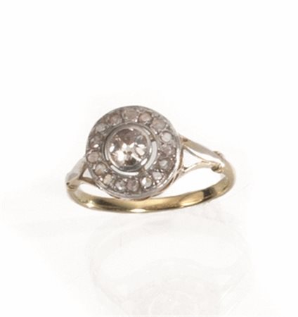 Due anelli, inizi sec. XX, in oro bianco, oro giallo, zaffiro e diamanti...