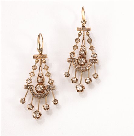Paio di orecchini pendenti in oro giallo e diamanticiascuno realizzato con...