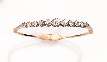 Bracciale, fine sec. XIX, in oro rosa e diamantia cerchio rigido con linea di...