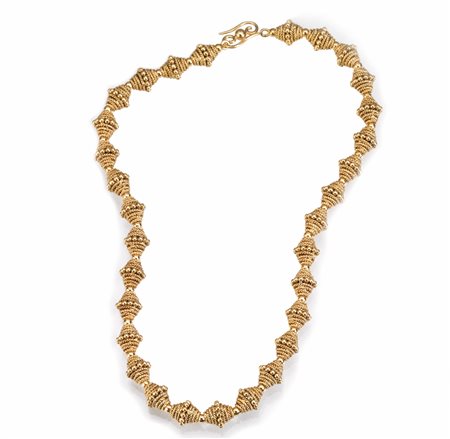 Collana in oro giallorealizzata ad una fila di elementi romboidali eseguiti...