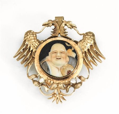 Spilla in oro giallo, diamanti e porcellanaal centro placchetta circolare...