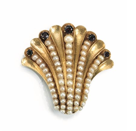Spilla in oro giallo, perle e granatimodellata come una conchiglia decorata...
