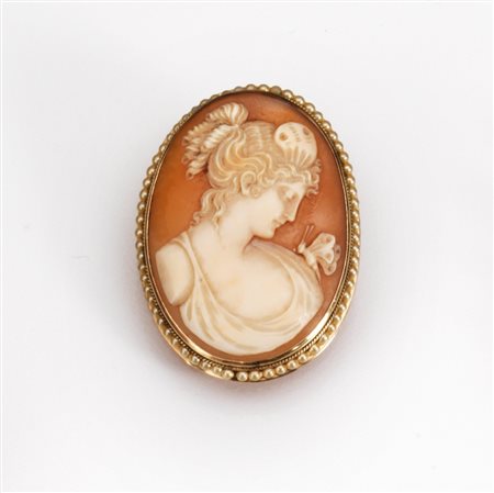 Tre spille con cammeidi forma ovale rispettivamente raffiguranti: profilo...