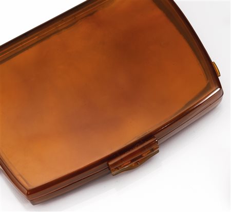 Trousse in tartaruga biondadi forma rettangolare, all'interno specchio molato...