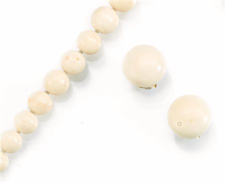 Demi- parure in oro giallo, argento, corallo bianco, rosa composta di collana...