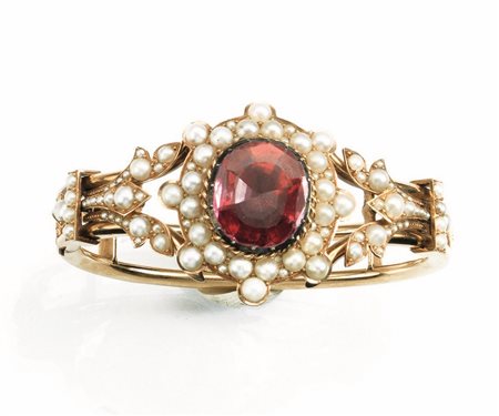 Bracciale, fine sec. XIX, in oro rosa, perle mabe e vetroa cerchio rigido...