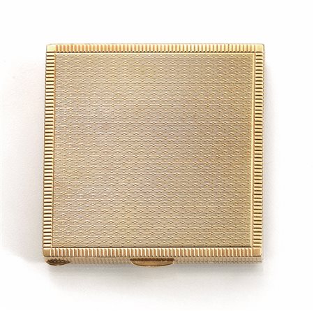 Scatola portacipria in oro giallo di forma quadrata, interamente incisa a...