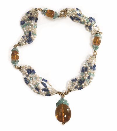 Collana in perle, zaffiri, smeraldi, ambra ed oro giallorealizzata a...