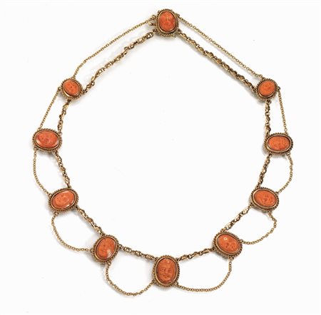 Collana girocollo in oro giallo e corallorealizzata a due file di catena a...