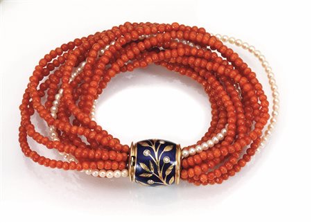 Bracciale in corallo,perle, oro giallo, smalto e diamantirealizzati ad undici...