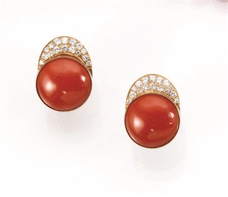 Paio di orecchini in oro giallo, corniola, coralli mabè e diamanticiascuno...