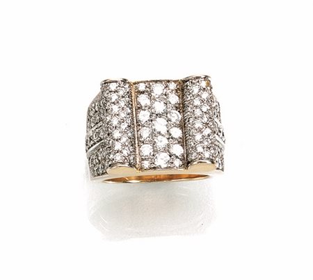 Anello in oro bianco, oro giallo e diamantimodellato come una fibbia...