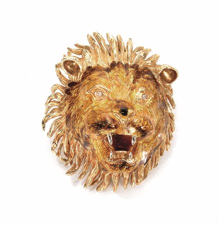 Pendente in oro giallo, smalti e diamantimodellata come una testa di leone,...