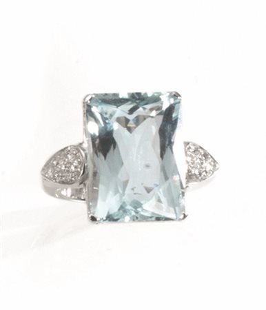 Anello in oro bianco, acquamarina e diamantial centro un'acquamarina...
