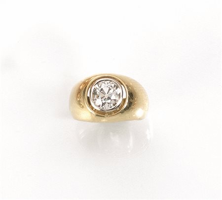 Anello in oro giallo e diamanteal centro della fascia bombata è montato entro...