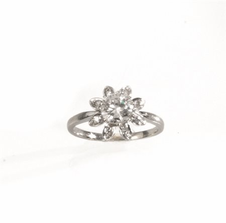 Anello in oro bianco e diamanticon brillante di ct. 1 circa montato a griffe...