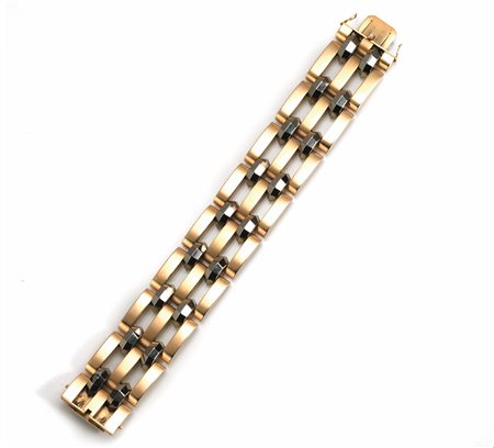 Bracciale, inizi anni '40, in oro giallo e oro brunitorealizzato a tre file...