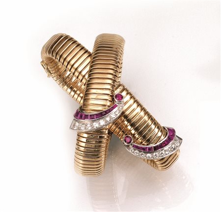 Coppia di bracciali, Inghilterra, anni '40, in oro giallo 9 kt, oro bianco,...