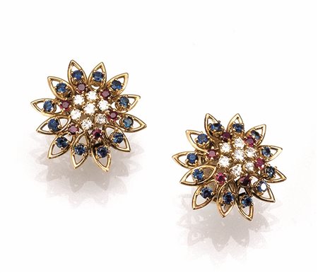 Paio di orecchini in oro giallo, oro bianco, rubini, zaffiri e...