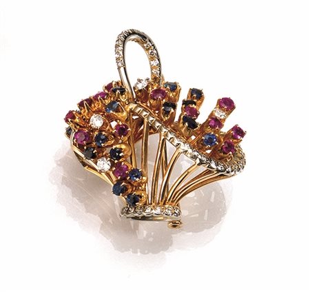 Spilla in oro giallo, rubini, zaffiri e diamantimodellata come un cestino di...