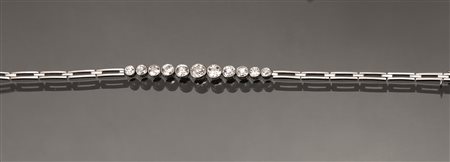 Bracciale, anni '20, in oro bianco e diamantirealizzato ad una fila di maglie...