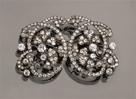 Spilla, fine sec. XIX, in argento, oro rosa e diamantitraforata a volute...