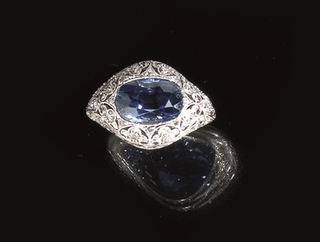 Anello, anni '30, in oro bianco, diamanti e zaffiromontaura a fascia...