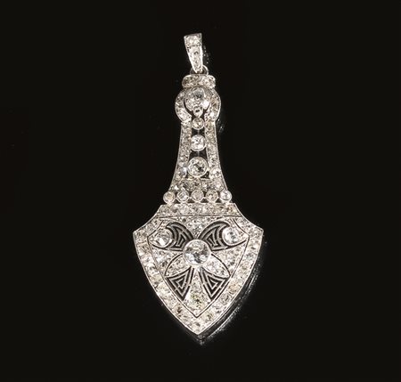 Pendente, anni '20, in platino e diamantidi forma sagomata, interamente...