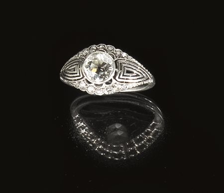 Anello in oro bianco e diamantial centro un brillante di taglio vecchio di ct...