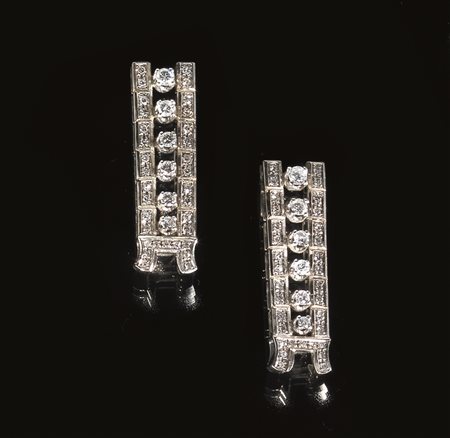 Coppia di clips in oro bianco e diamantidi forma geometrica a 'binario'...