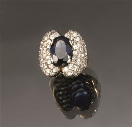 Anello in oro giallo, oro bianco, zaffiro e diamantia fascia bombata e...