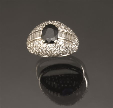 Anello in oro bianco, zaffiro e diamanti a fascia bombata con pave di...