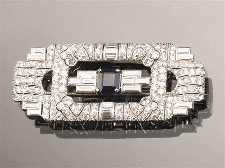 Spilla in platino, zaffiro e diamantia placca rettangolare decorata in...
