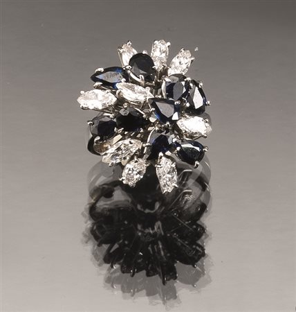 Anello in oro bianco, zaffiri e diamantidecorato in brillanti marquise e...
