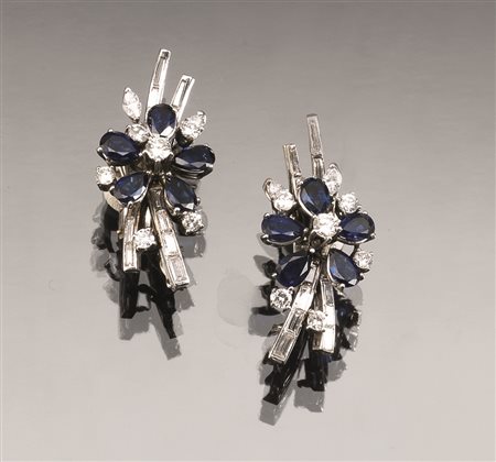Paio di orecchini in oro bianco, zaffiri e diamanticiascuno disegnato come un...