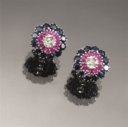 Paio di orecchini in oro bianco, zaffiri, rubini e diamanticiascuno disegnato...