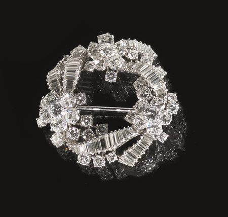 Spilla in platino e diamantimodellata come un ghirlanda circolare con nastri...