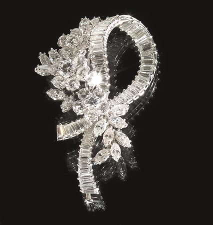 Spilla in platino e diamantidisegnata come un nastro avvolto su se stesso con...