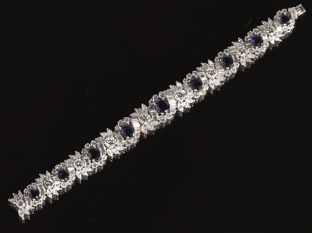 Bracciale in platino, diamanti e zaffiridisegnato come una linea di maglie a...