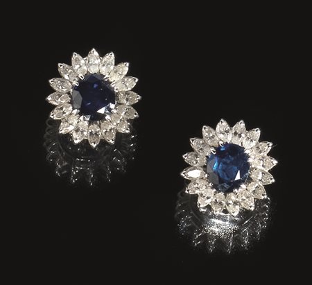 Paio di orecchini in oro bianco, zaffiri e diamanticiascuno realizzato con...
