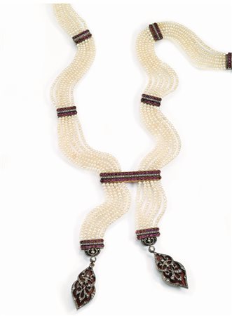 Sautoir, fine sec. XIX, in oro rosa, microperle, rubini, rose di diamante e...