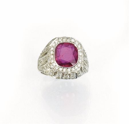 Anello in oro bianco, rubino e diamanti la parte anteriore traforata a linee...