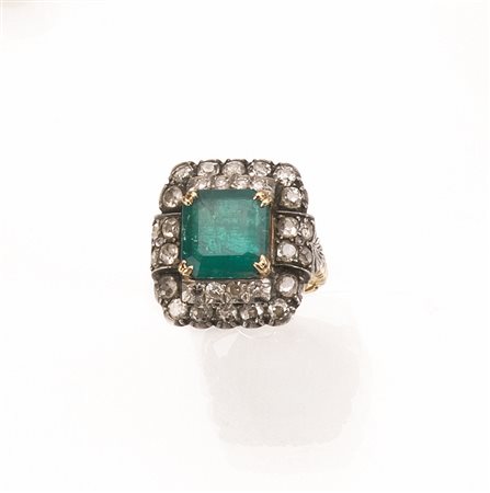Anello in oro giallo, argento, smeraldo e diamantial centro di un castone...