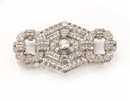 Spilla in oro bianco e diamantidi gusto Dèco, realizzata come una placca...